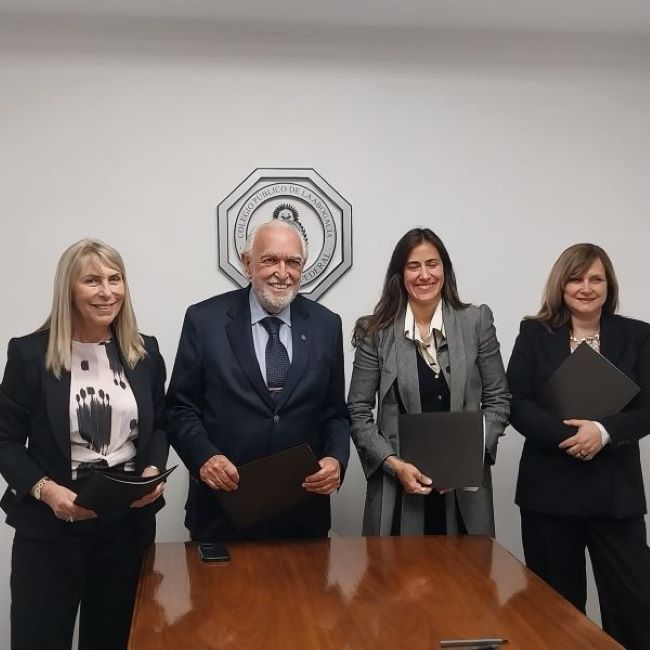 LA DRA. ROSALA SILVESTRE, PRESIDENTE DEL COLEGIO DE ABOGADOS DE LA CIUDAD DE BUENOS AIRES, EN LA FIRMA DE ELEVACIN DEL CDIGO DE TICA PARA MAGISTRADOS